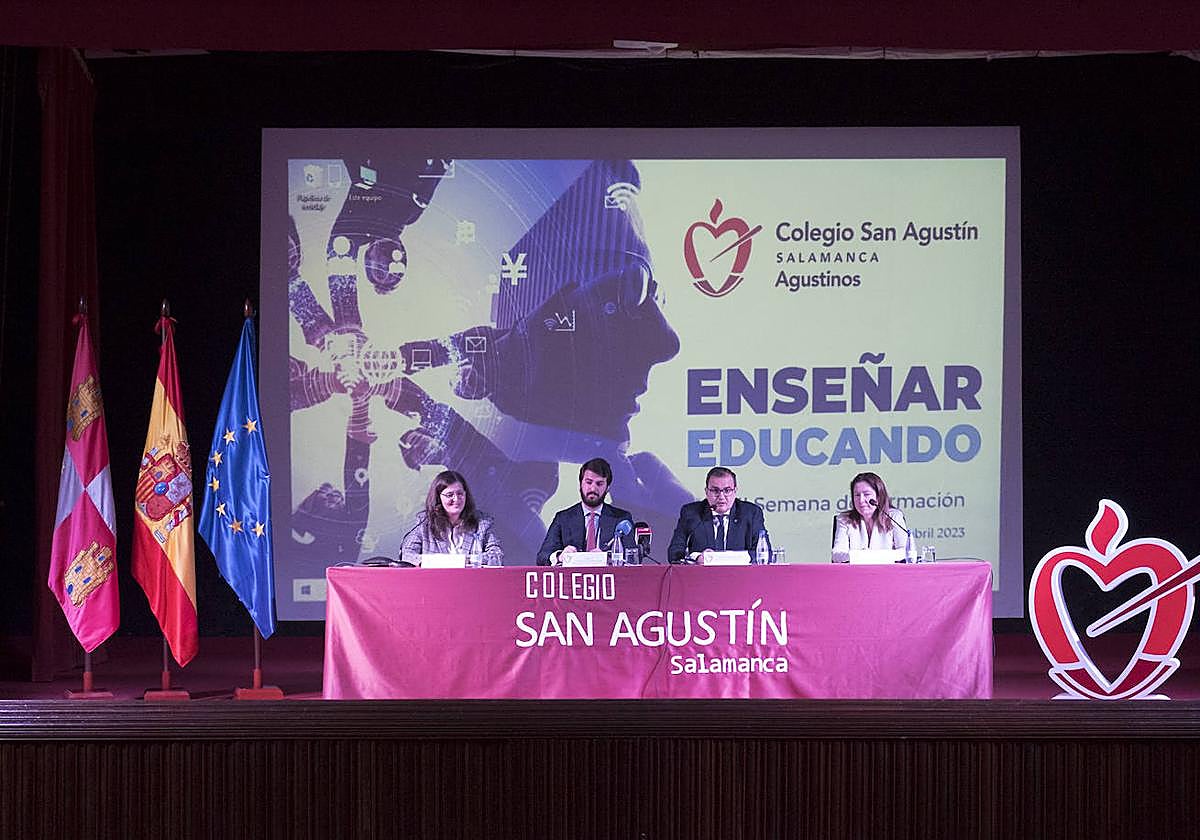Participación de García-Gallardo ante los alumnos del Colegio San Agustín.