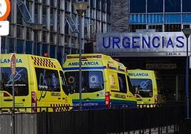 Ambulancias a la entrada de Urgencias en Salamanca.