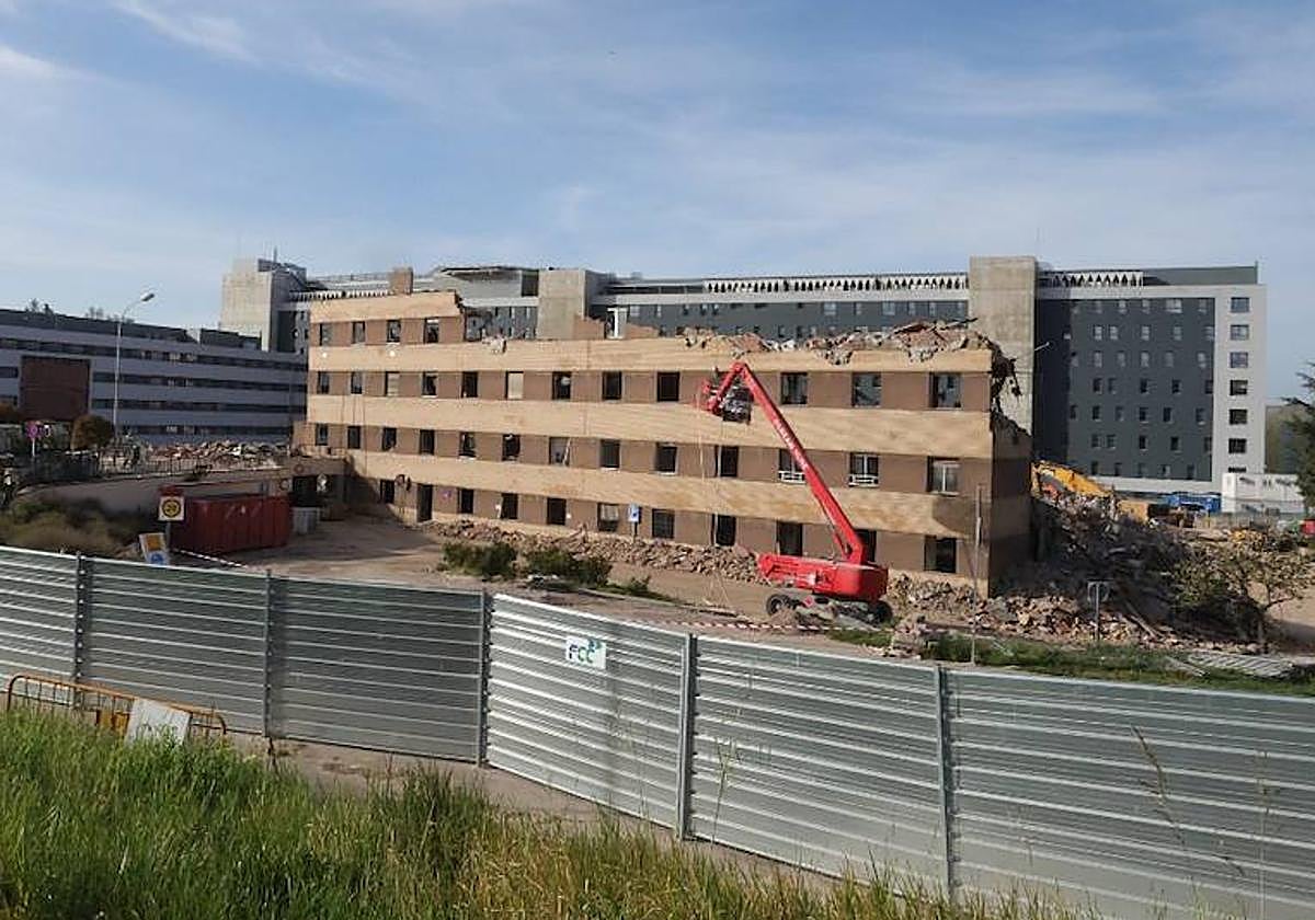 El último framento en pie del viejo edificio del Clínico.