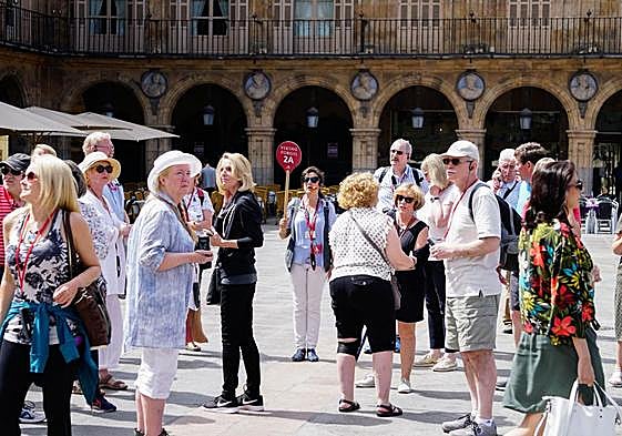 Imagen de archivo de turistas en Salamanca.