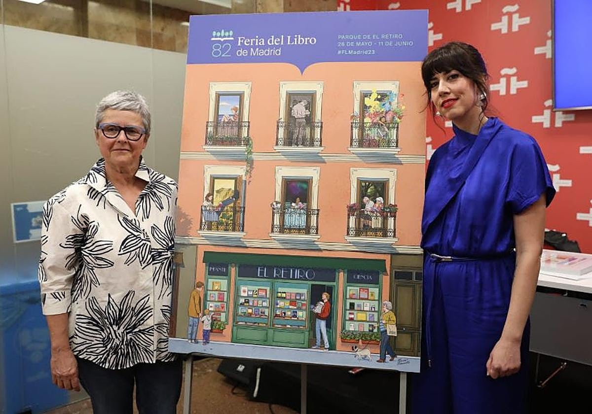 Eva Orúe, directora de la Feria del Libro de Madrid, y María Simavilla, la autora, posan junto al cartel