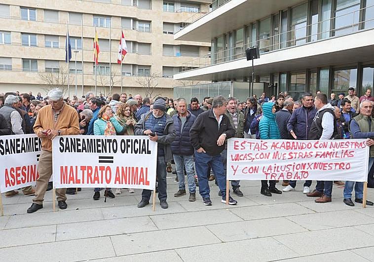 Manifestación de ganaderos frente a la sede de la Junta en Salamanca.