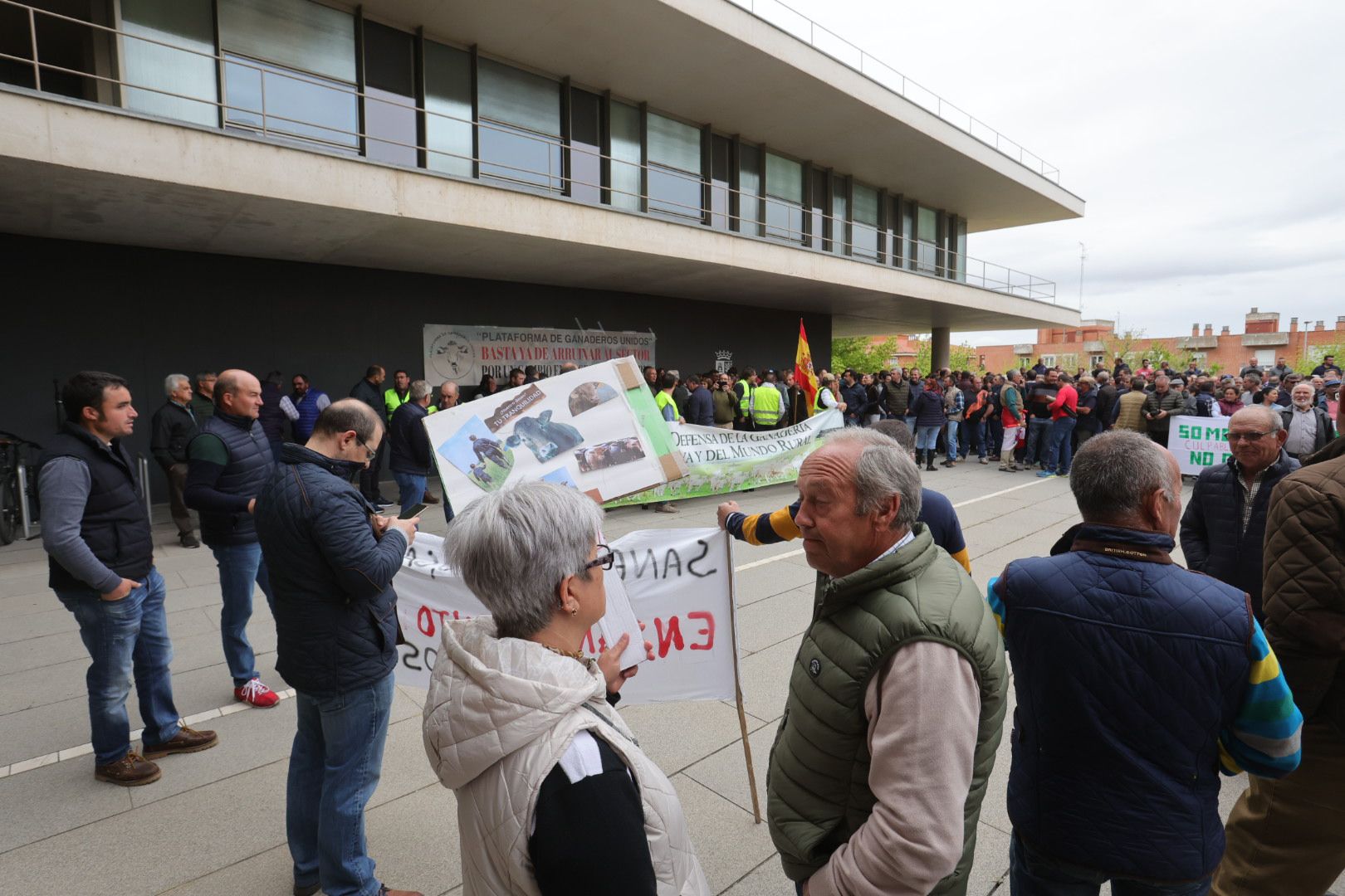 Manifestación de ganaderos frente a la sede de la Junta en Salamanca