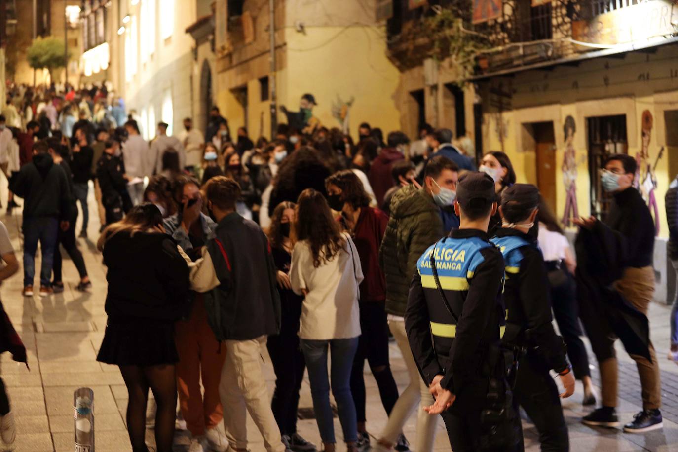 Noche de fiesta en las calles de Salamanca.