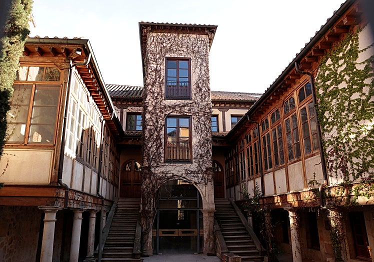 Imagen principal - La asociación no está de acuerdo con ubicar el centro de recepción de turistas en la Fonda de la Veracruz y quiere un edificio nuevo junto a las dársenas, además quiere carteles explicativos para el verraco y otros elementos históricos.