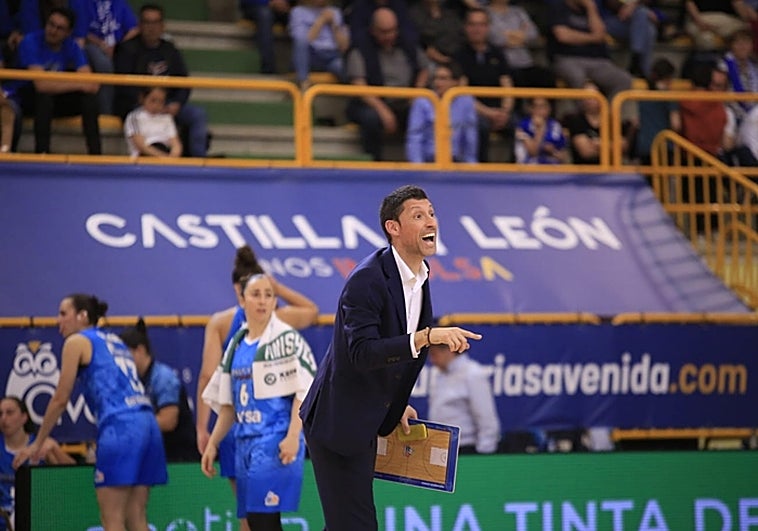 El entrenador de Avenida, Pepe Vázquez, dirige a las suyas durante una acción del partido