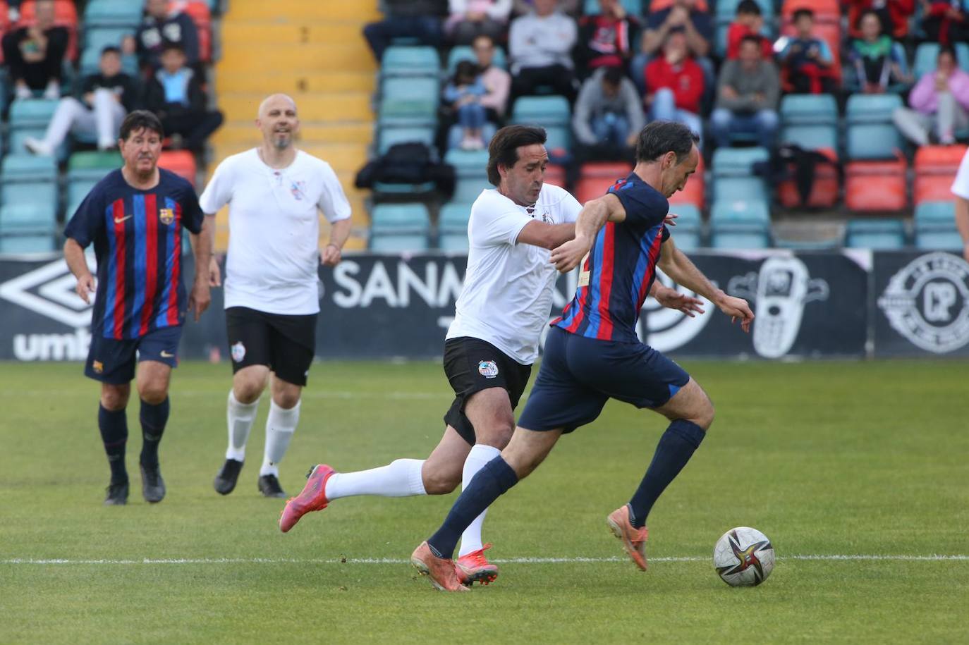 Partido entre veteranos de la UDS y el FC Barcelona por el centenario