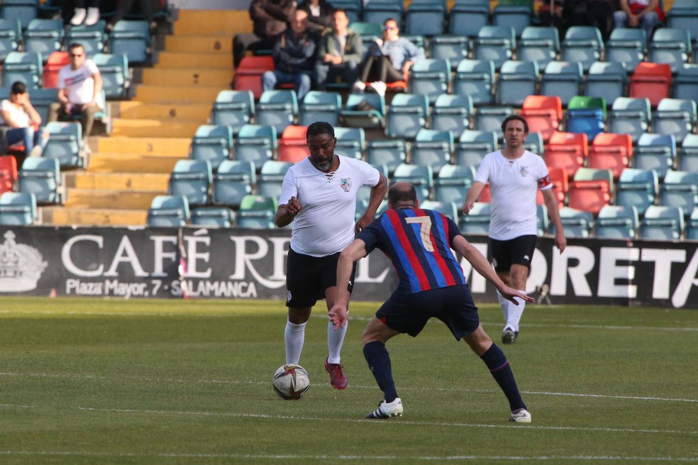 Partido entre veteranos de la UDS y el FC Barcelona por el centenario