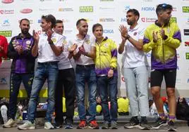 El equipo del Atletismo Macotera Jamón Prim celebra en el podio su triunfo.