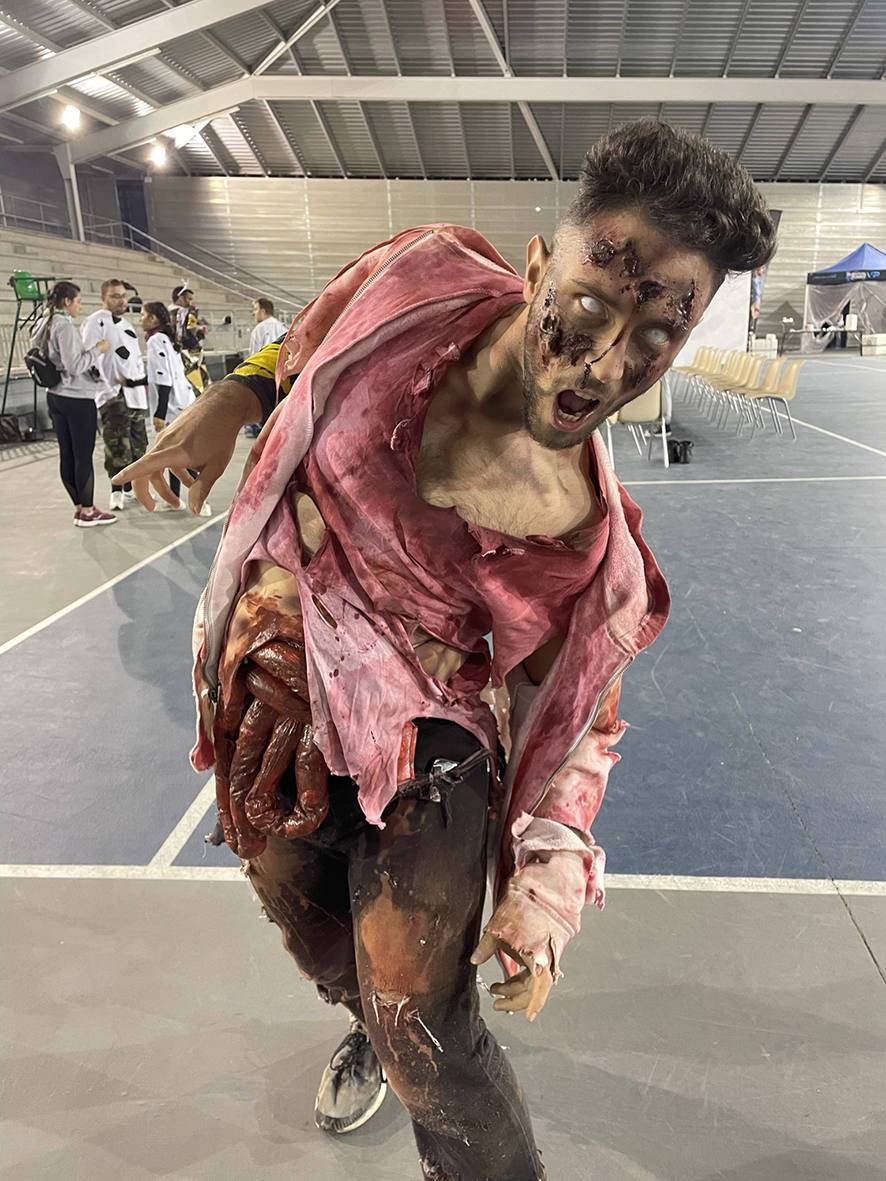 Más de 300 jóvenes participan en el juego de rol Survival Zombie en Carbajosa