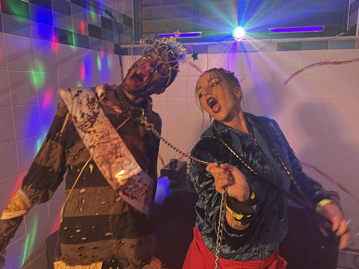 Más de 300 jóvenes participan en el juego de rol Survival Zombie en Carbajosa