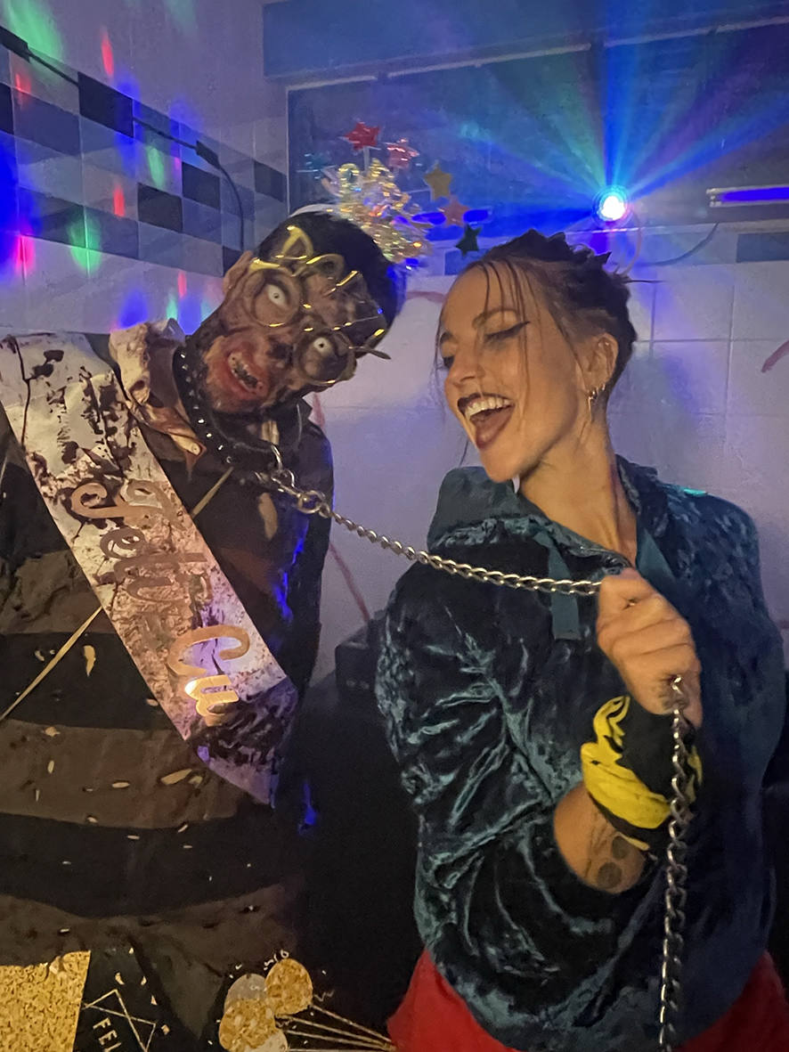 Más de 300 jóvenes participan en el juego de rol Survival Zombie en Carbajosa