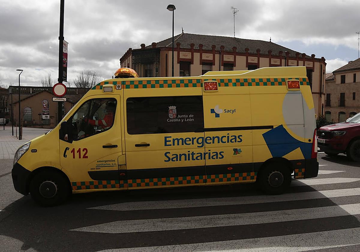 Una ambulancia pasa con las sirenas por Rector Esperabé.