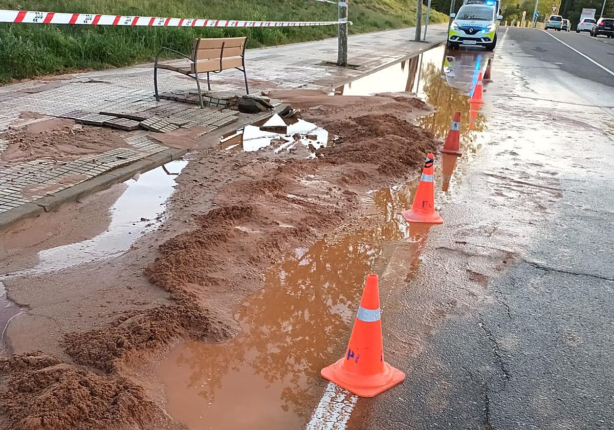 Imagen de la zona en la que se produjo el reventón con la acera precintada