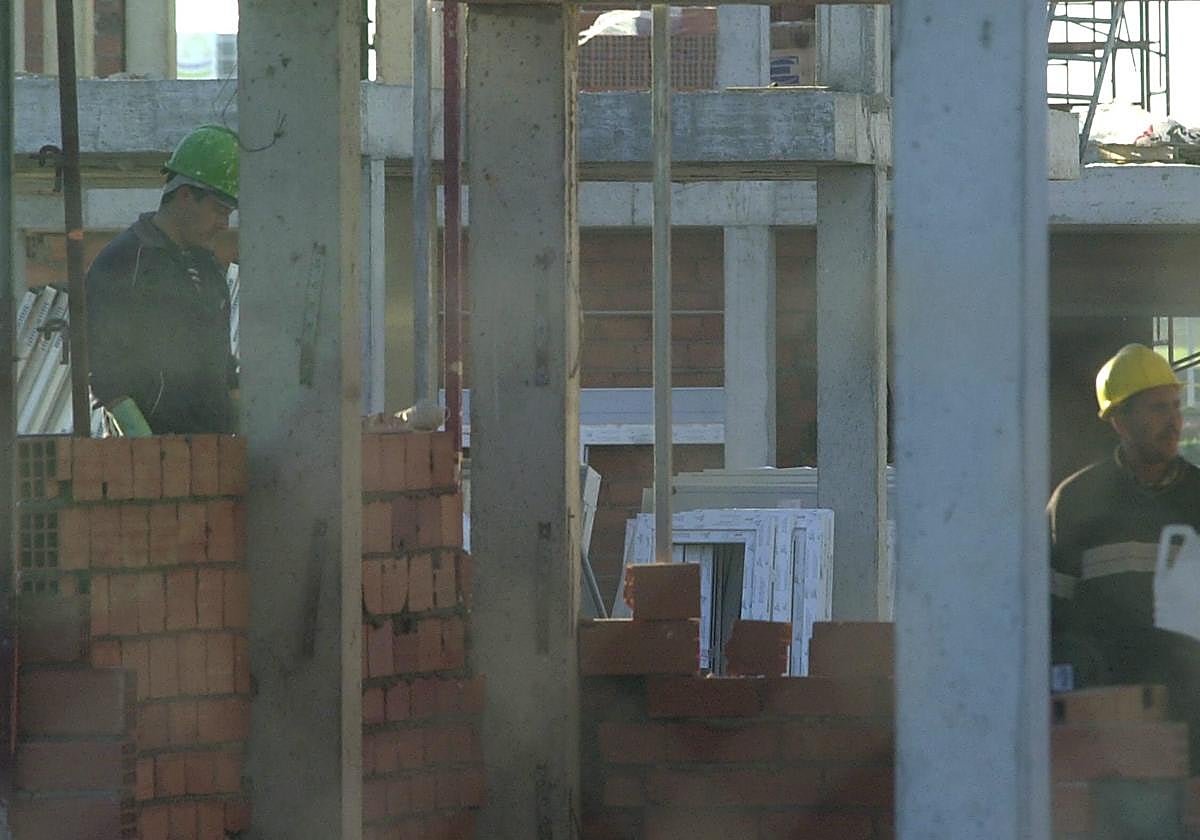 Imagen de archivo de albañiles extranjeros trabajando en una obra.