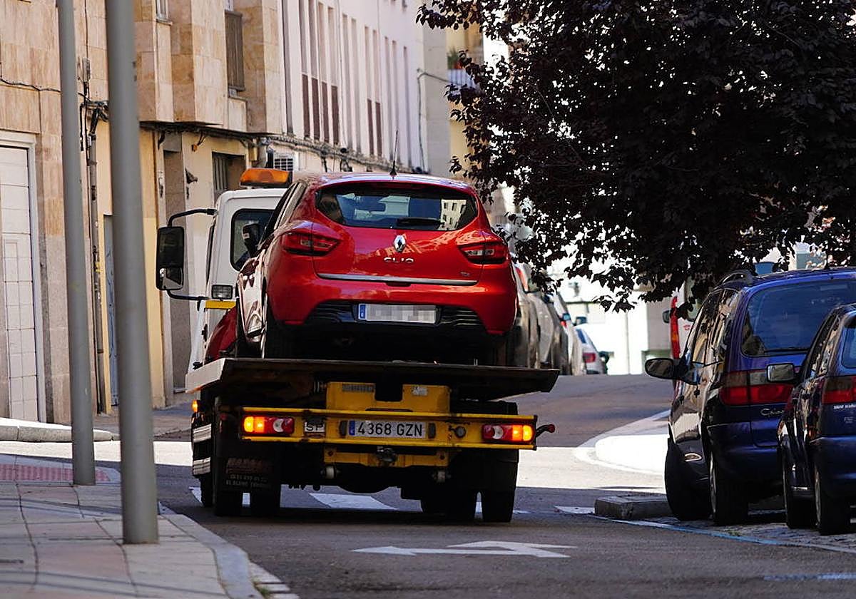 Un coche, subido en una grúa en una imagen de archivo.