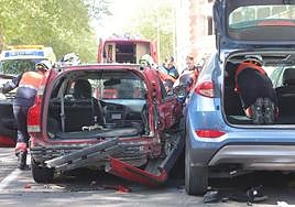 Los bomberos y la Policía Local interviene en el lugar del accidente.