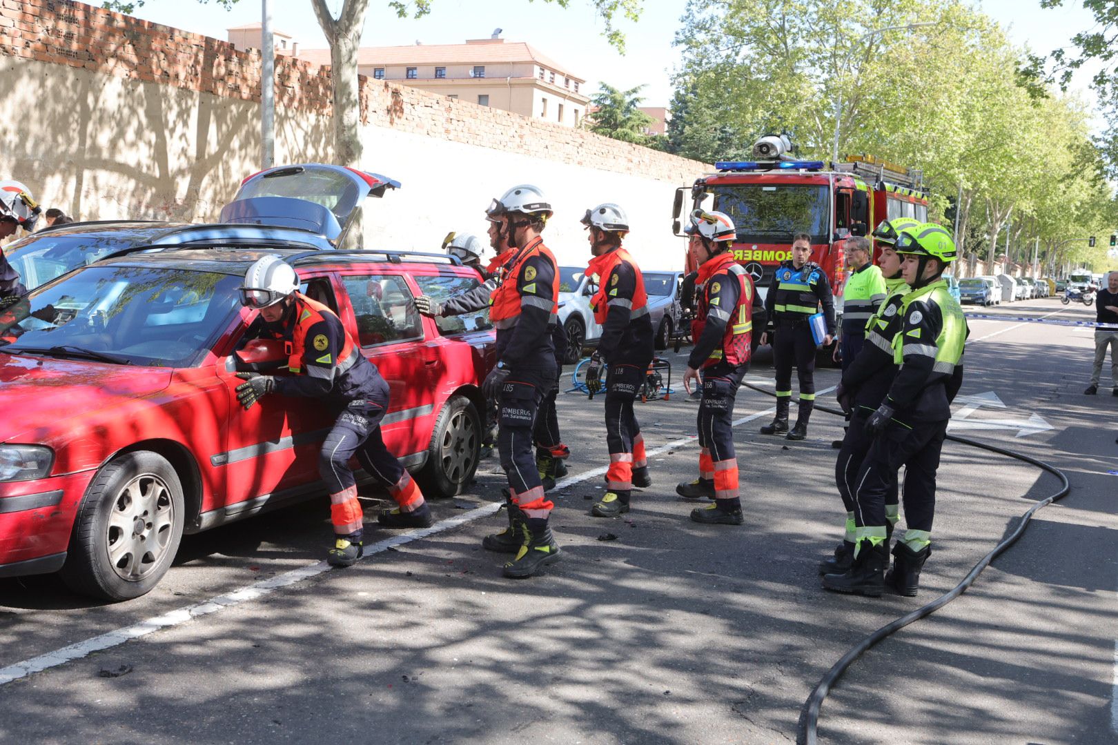 Los bomberos actúan en uno de los coches implicados en el accidente.