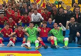Alonso Manzanares, abajo a la derecha de verde con el dorsal 1, celebrando junto a sus compañeros la clasificación el Europeo.