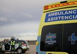 Imagen de archivo de un vehículo de la Guardia Civil junto a una ambulancia del 112.