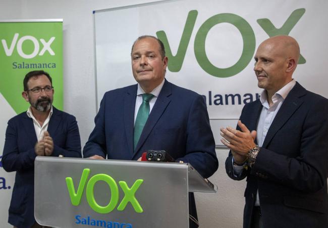 Rivas, con los procuradores de Vox por Salamanca.