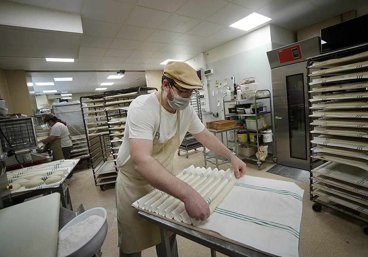 Imagen de archivo de un panadero trabajando.