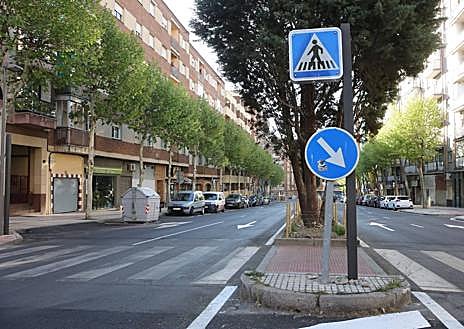 Imagen secundaria 1 - El nuevo Alfonso IX: asfalto, pasos de peatones y mediana de estreno