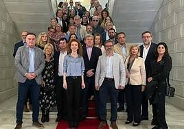 La concejala de Turismo, Ana Suárez, (centro) junto a representantes del sector turístico.