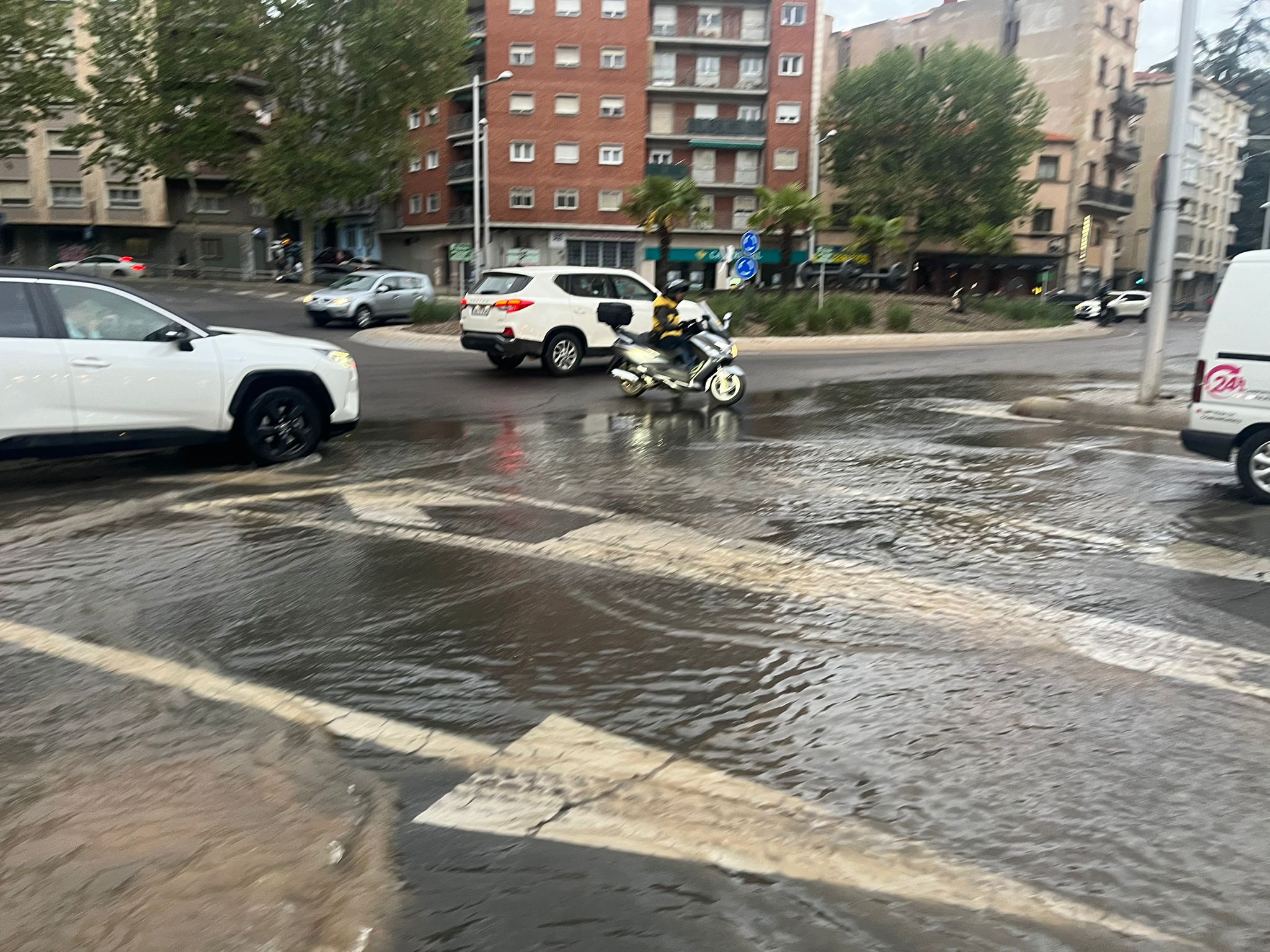 Un reventón anega parte del paseo de la Estación