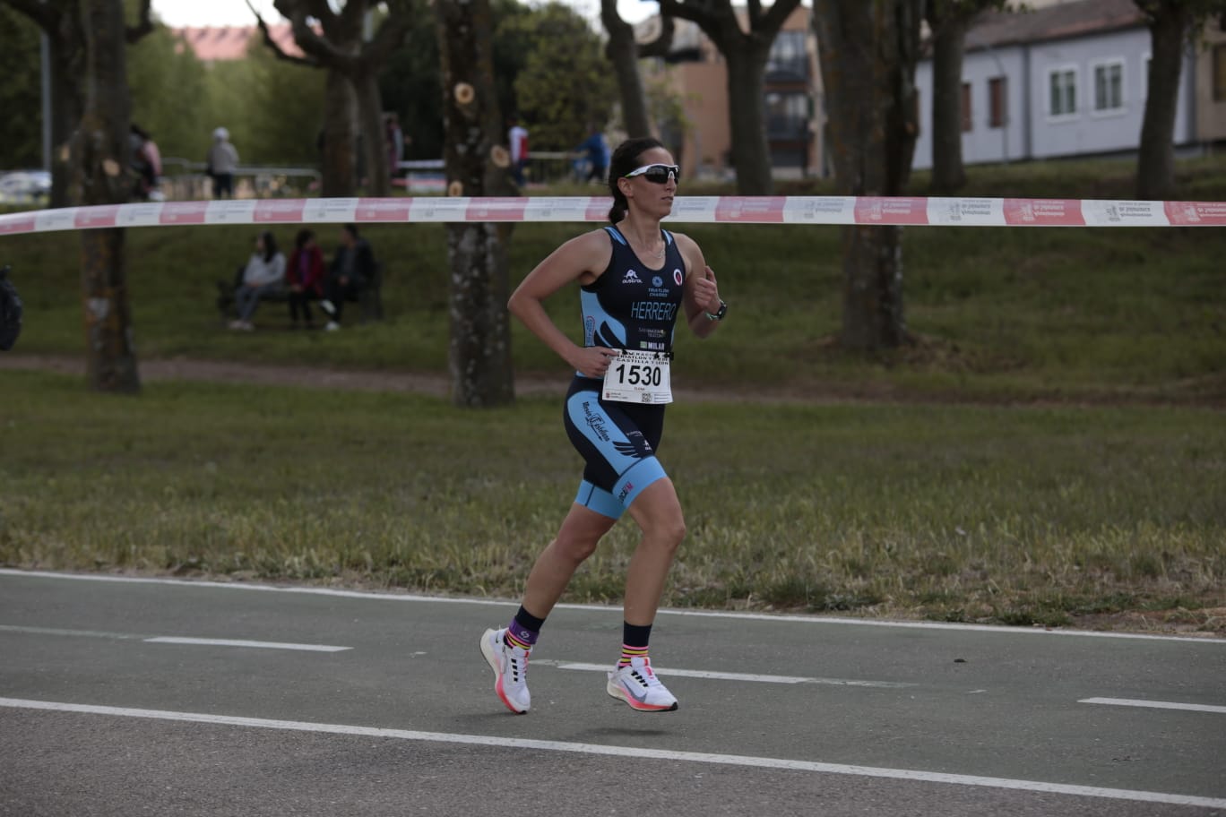 Animada prueba de duatlón junto al Puente Romano