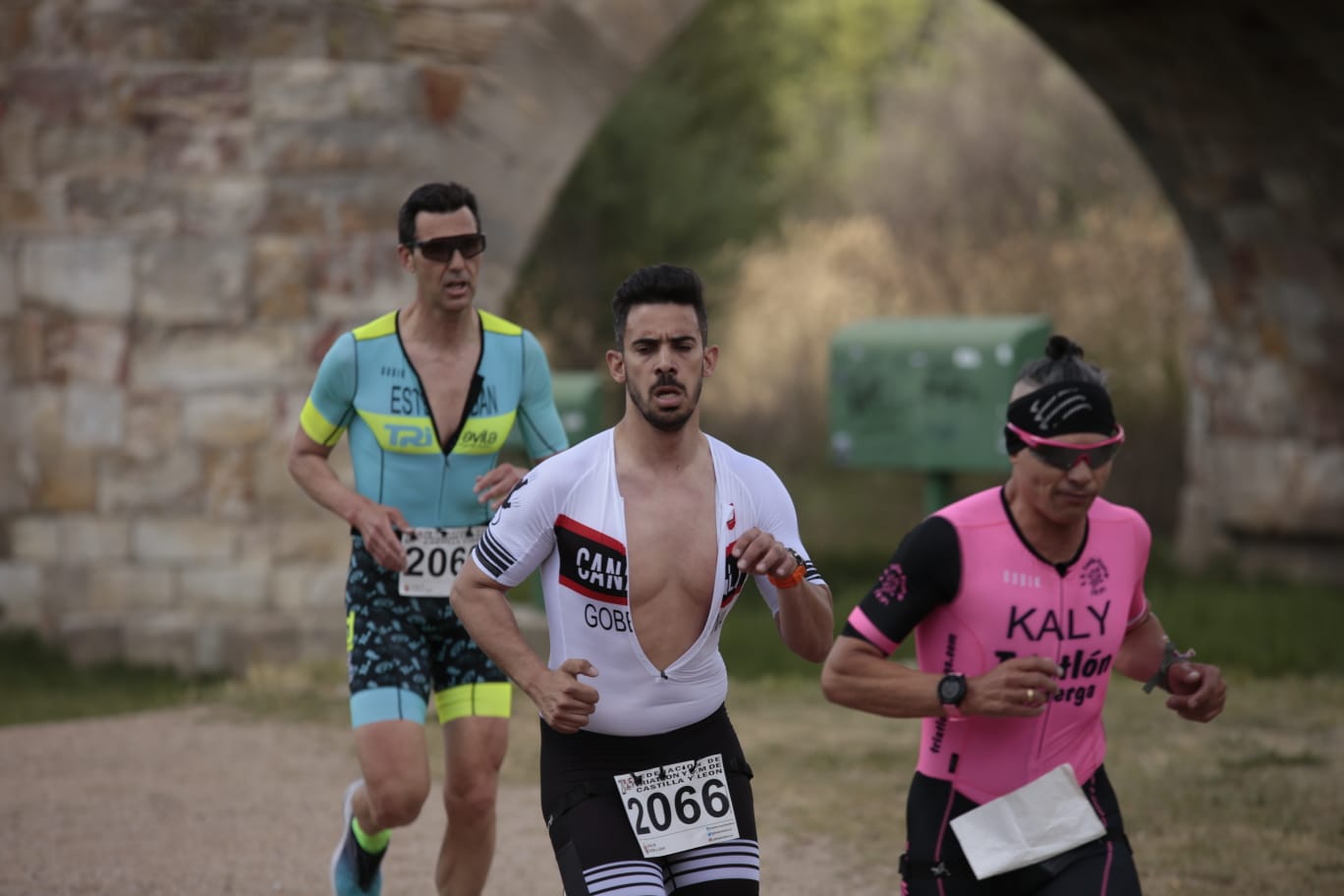 Animada prueba de duatlón junto al Puente Romano