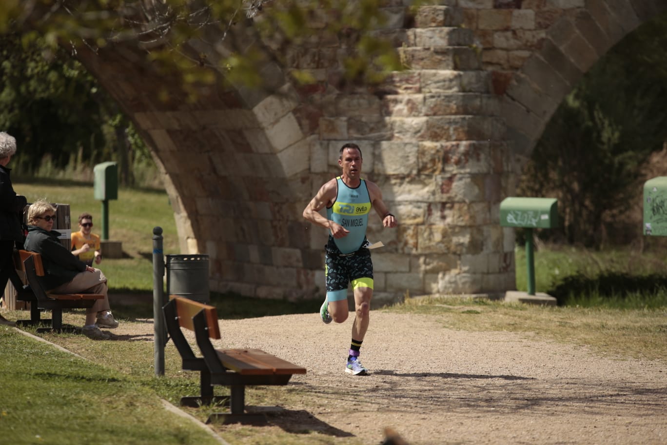 Animada prueba de duatlón junto al Puente Romano