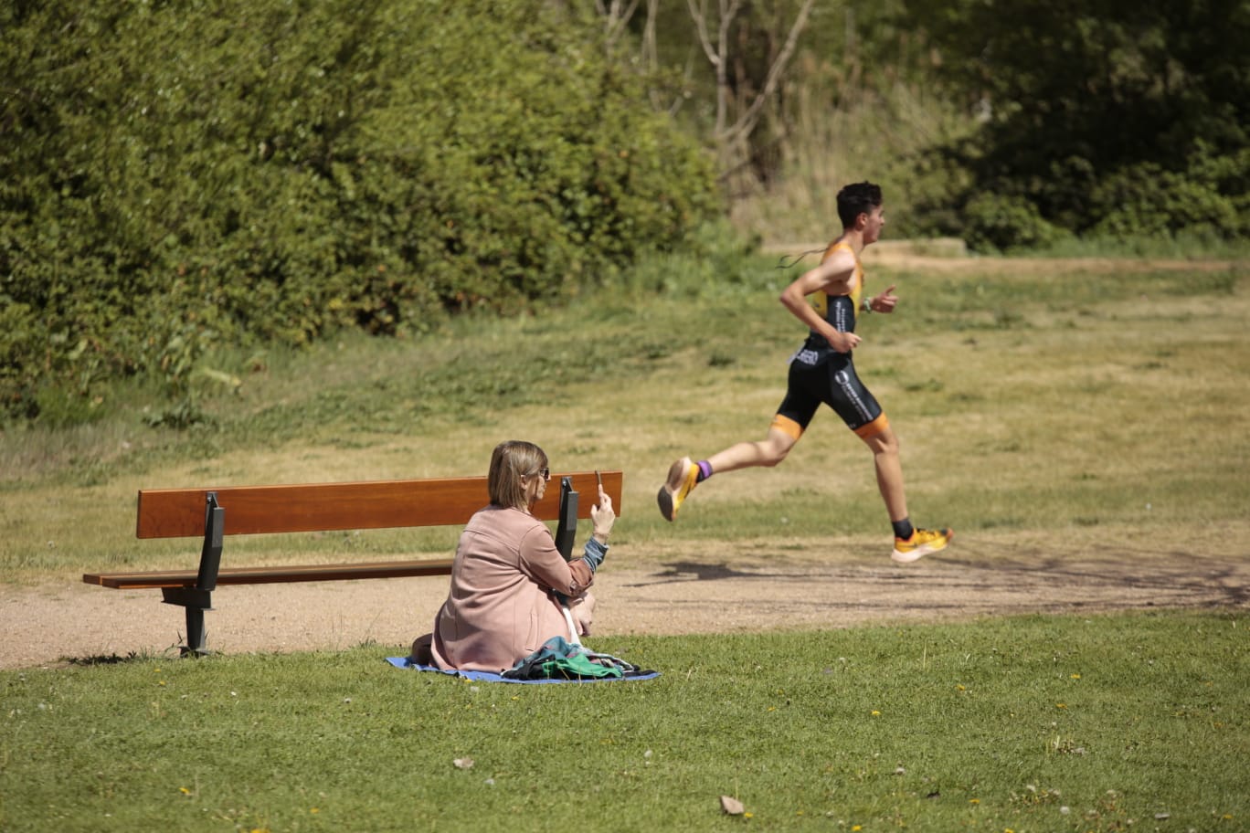 Animada prueba de duatlón junto al Puente Romano