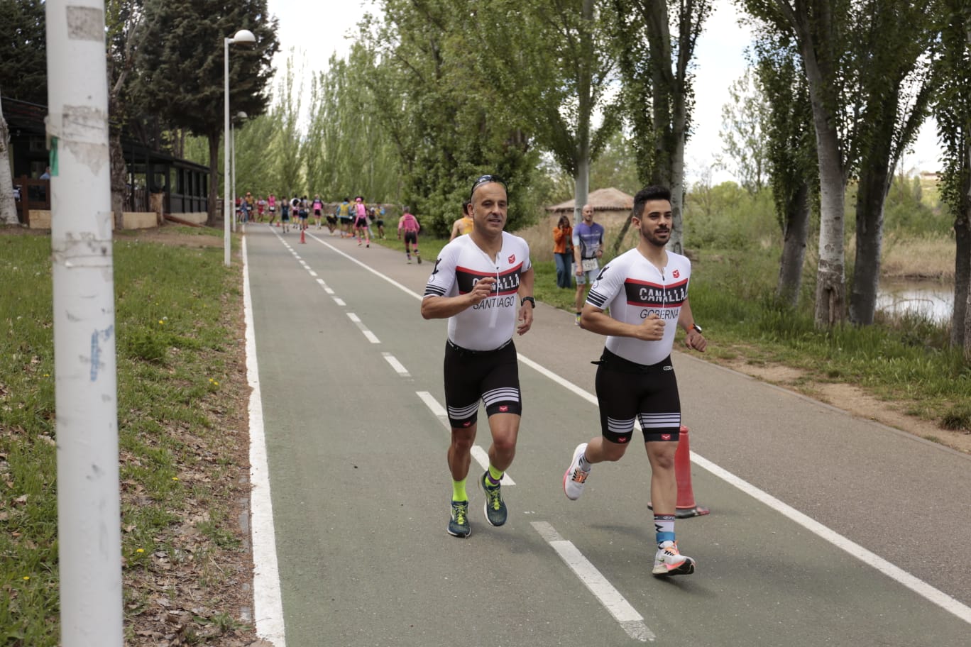 Animada prueba de duatlón junto al Puente Romano