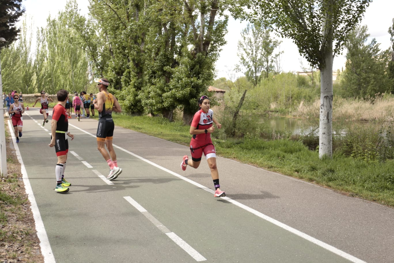 Animada prueba de duatlón junto al Puente Romano