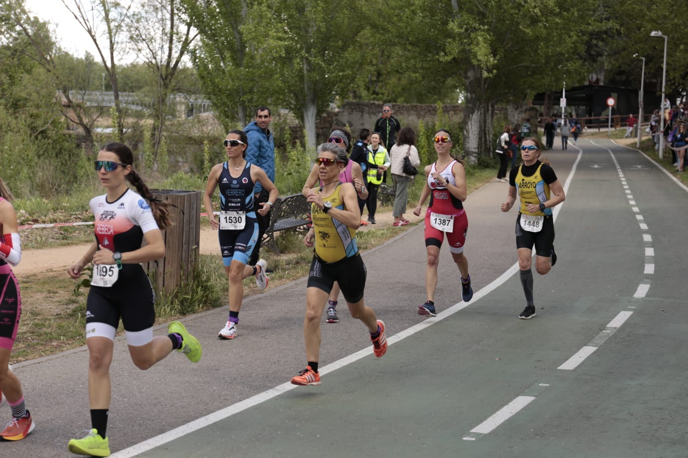 Animada prueba de duatlón junto al Puente Romano