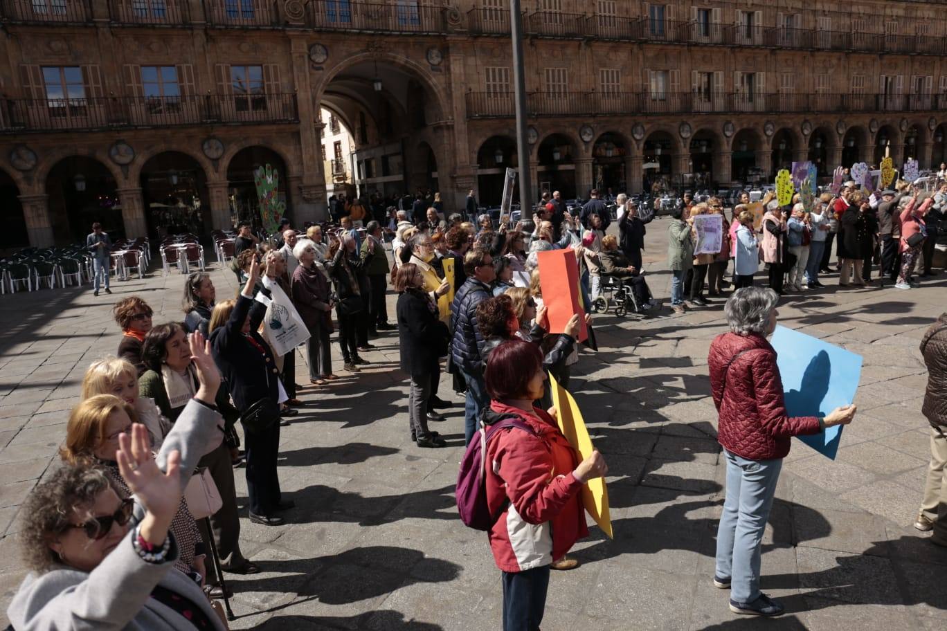 Manos Unidas congrega a un centenar de salmantinos en la Plaza Mayor