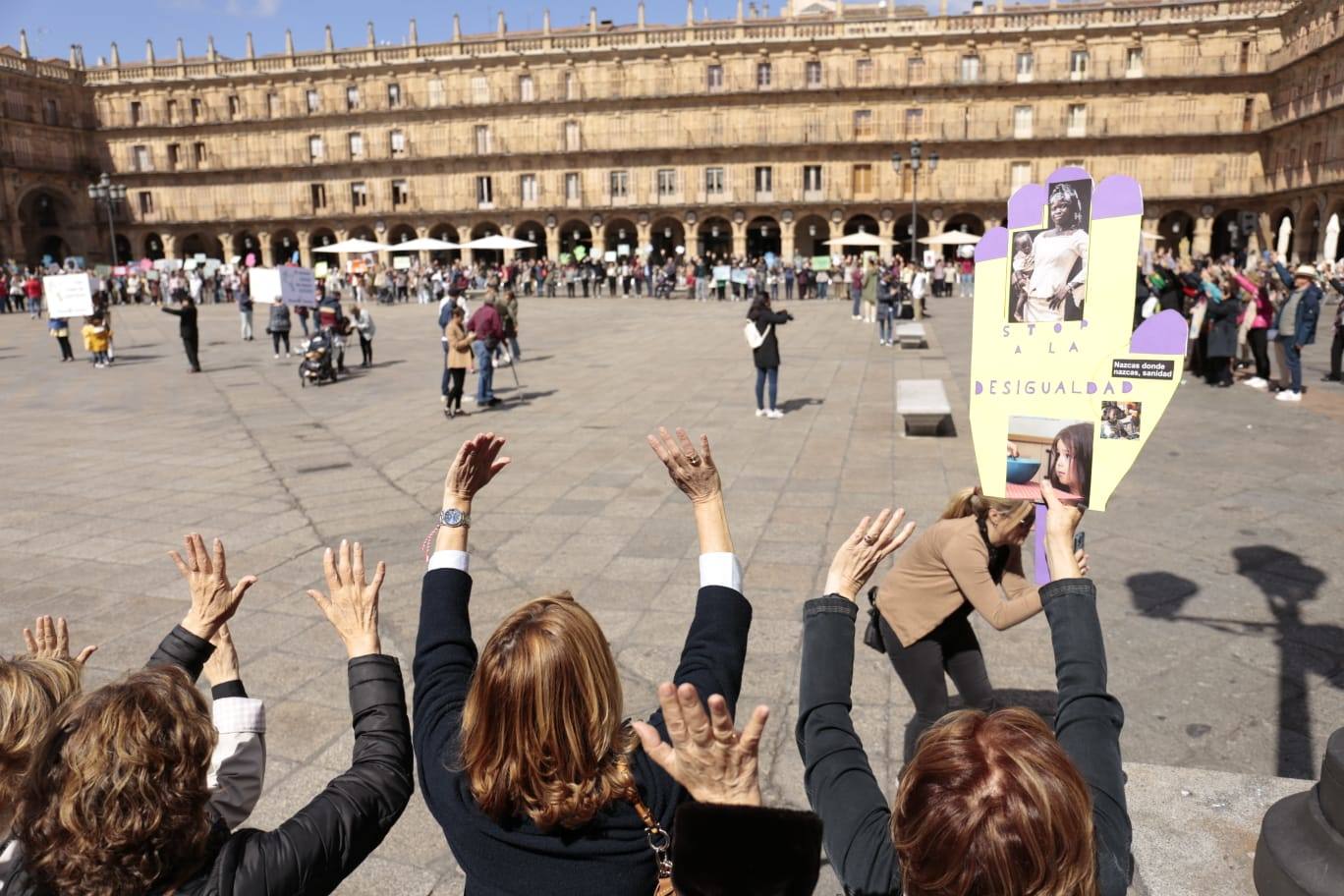Manos Unidas congrega a un centenar de salmantinos en la Plaza Mayor
