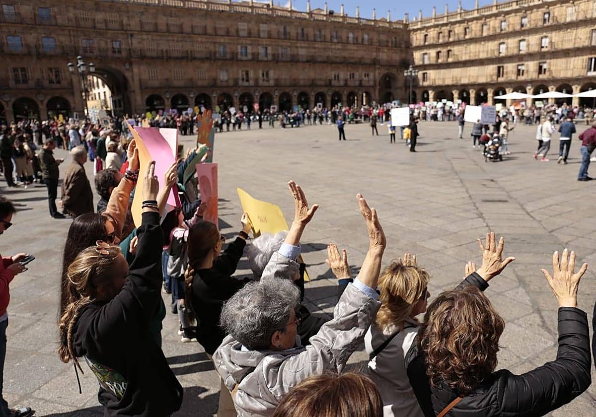 Los salmantinos alzan sus manos en señal de protesta y reividicación social