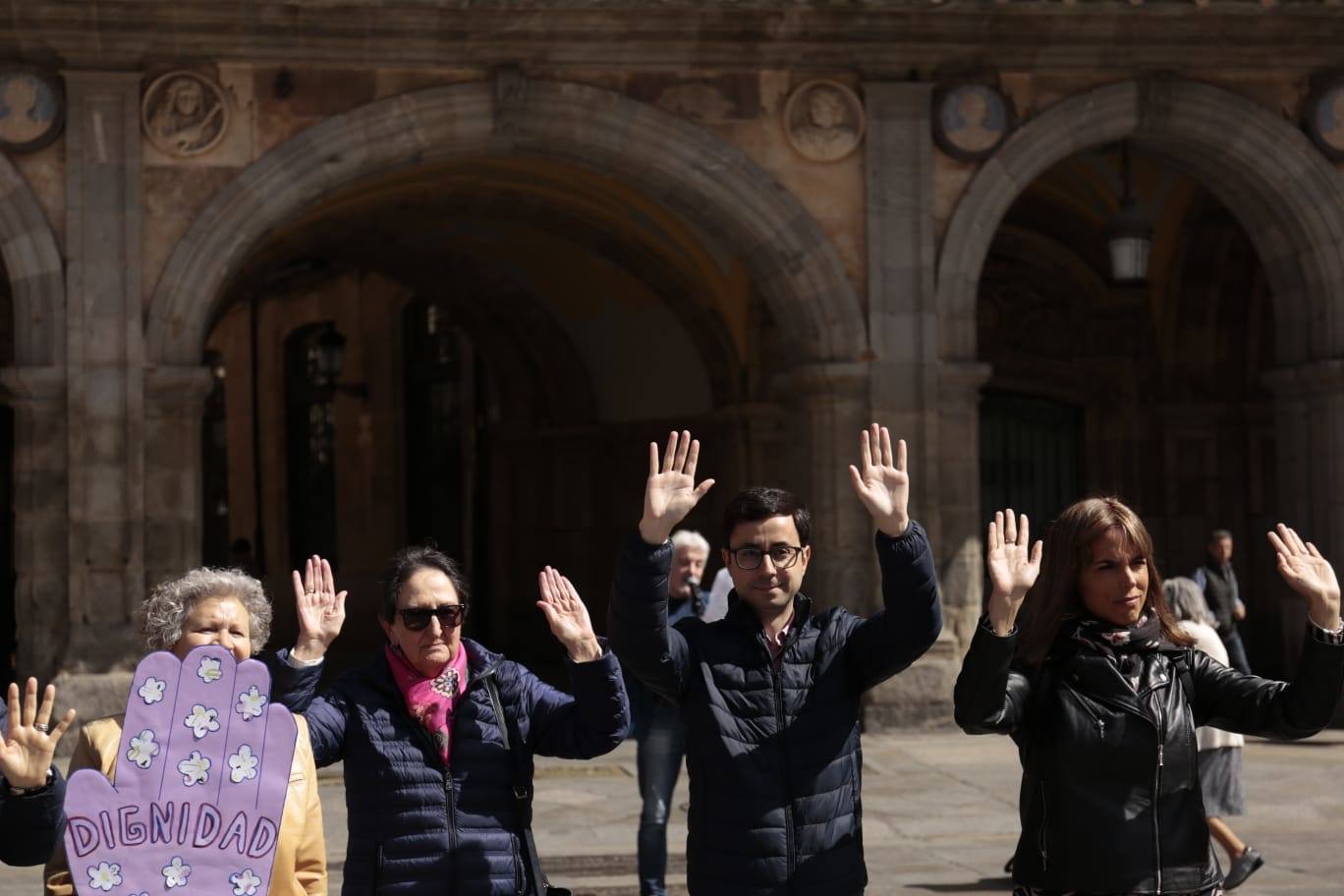 Manos Unidas congrega a un centenar de salmantinos en la Plaza Mayor