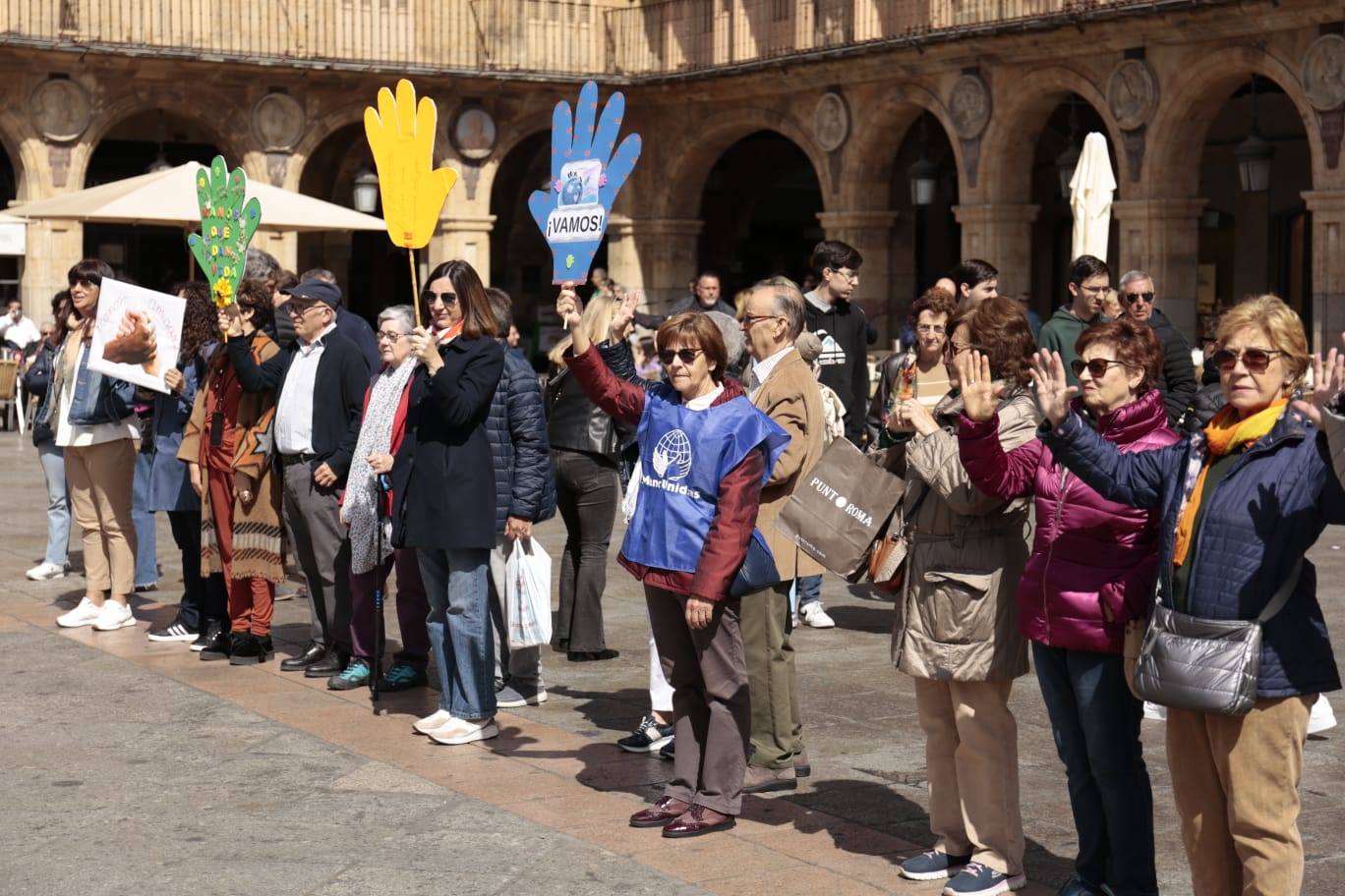 Manos Unidas congrega a un centenar de salmantinos en la Plaza Mayor
