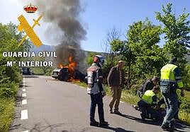 Los agentes atiende a uno de los heridos.