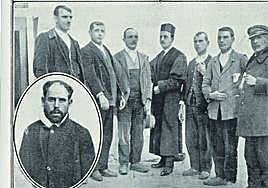 Única foto conocida de los cinco condenados por el crimen de Malladas, posando junto al abogado defensor Díaz López y un carcelero