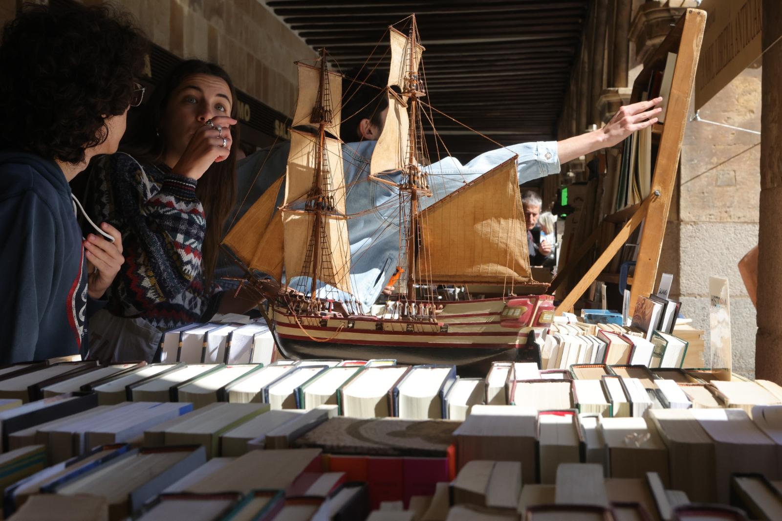 El Día del Libro llena la Plaza Mayor de Salamanca