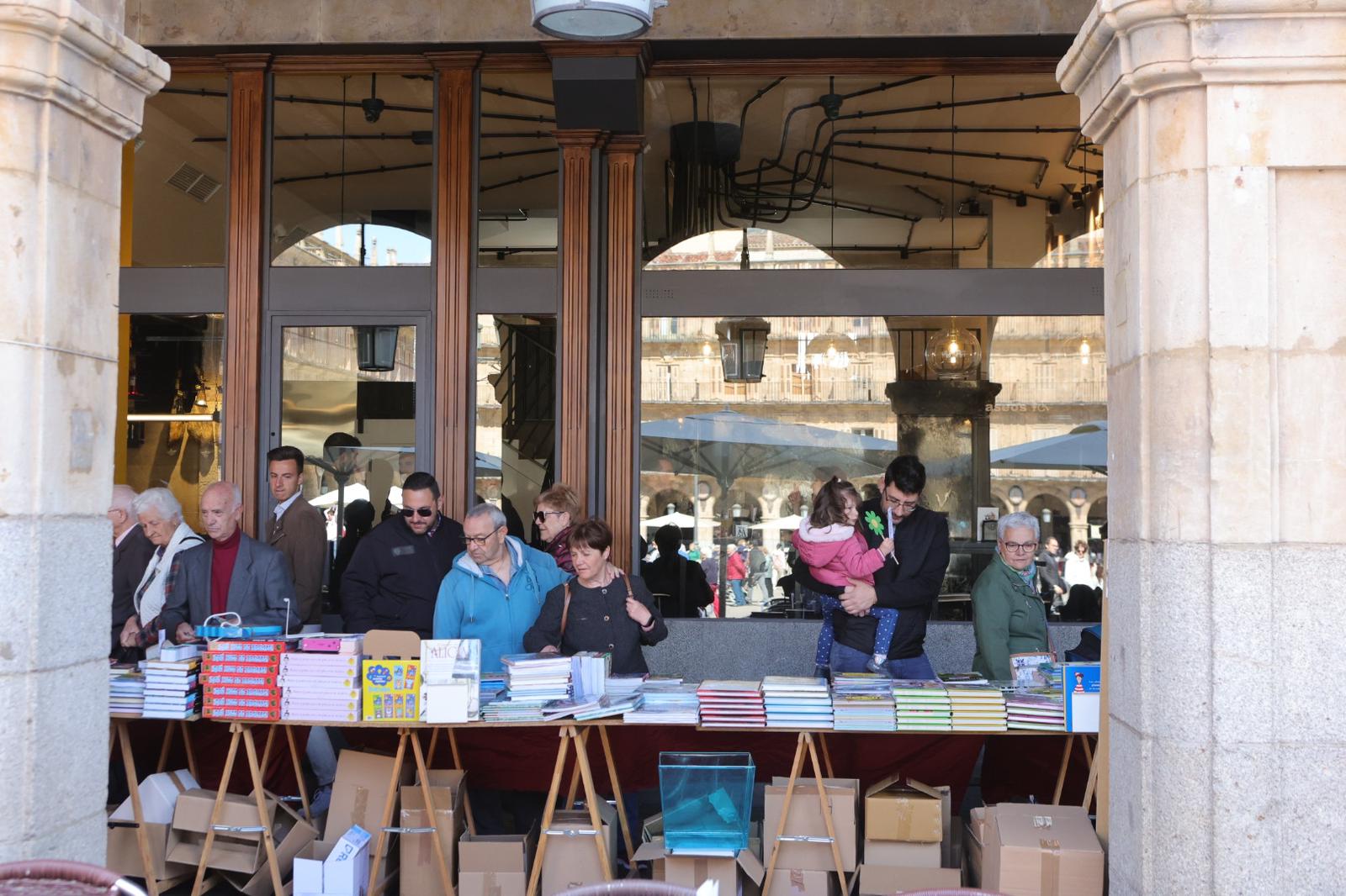 El Día del Libro llena la Plaza Mayor de Salamanca