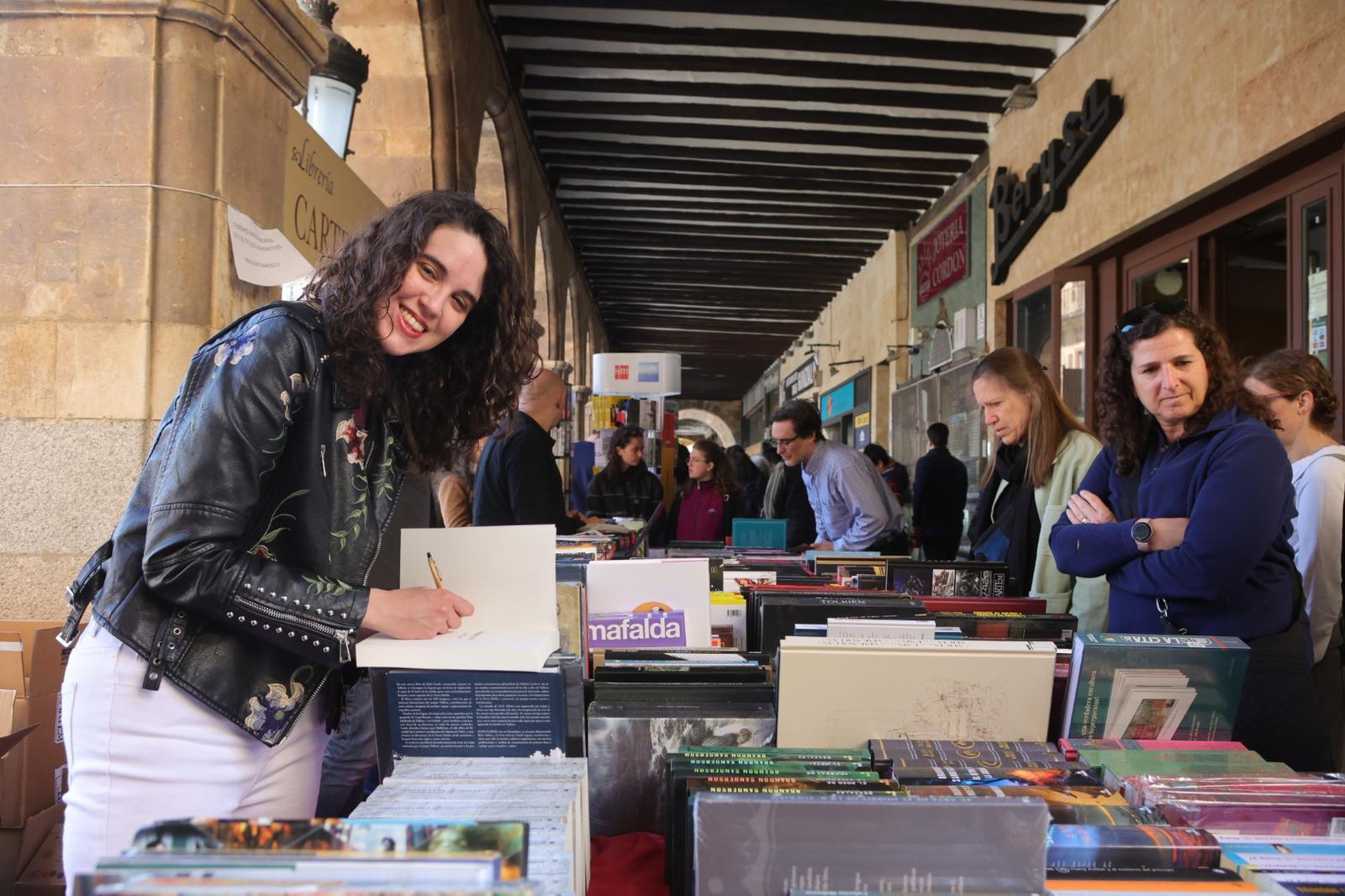 El Día del Libro llena la Plaza Mayor de Salamanca