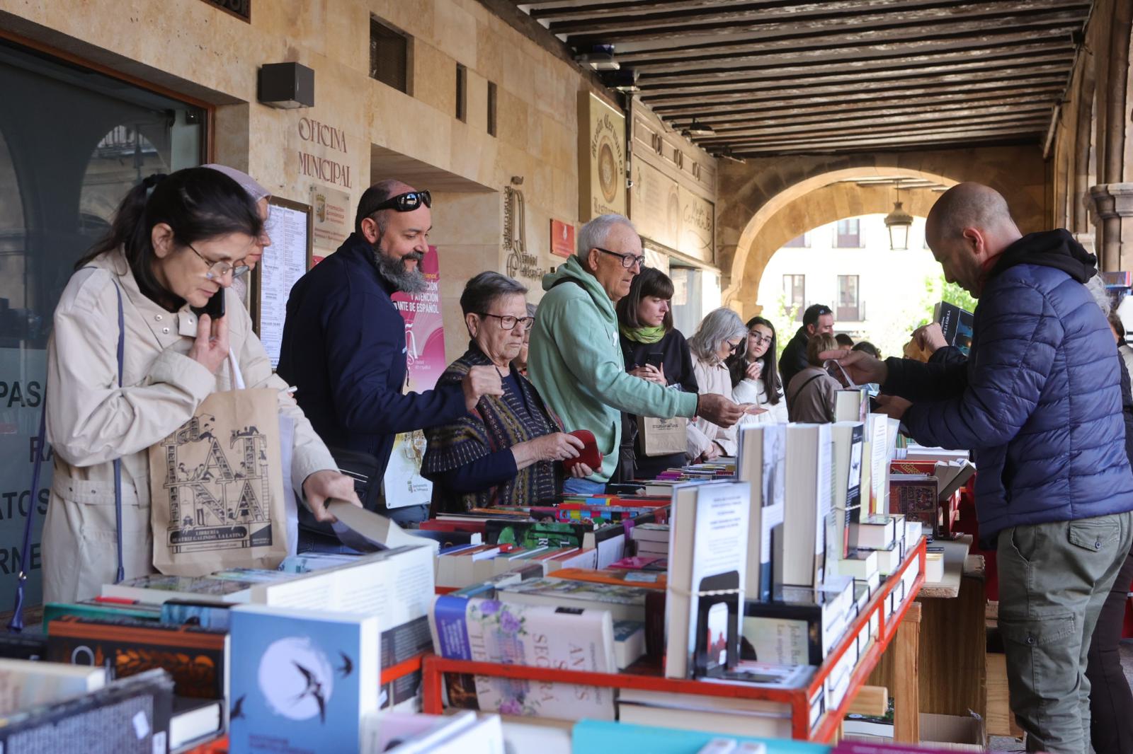 El Día del Libro llena la Plaza Mayor de Salamanca