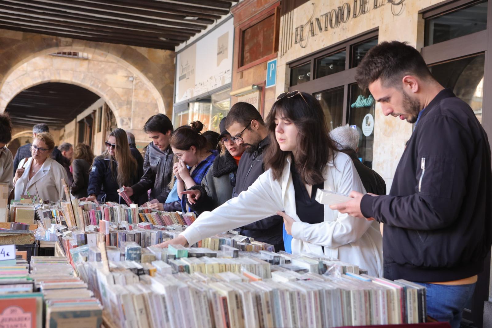 El Día del Libro llena la Plaza Mayor de Salamanca