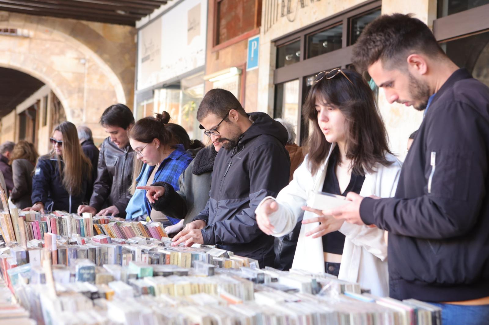 El Día del Libro llena la Plaza Mayor de Salamanca