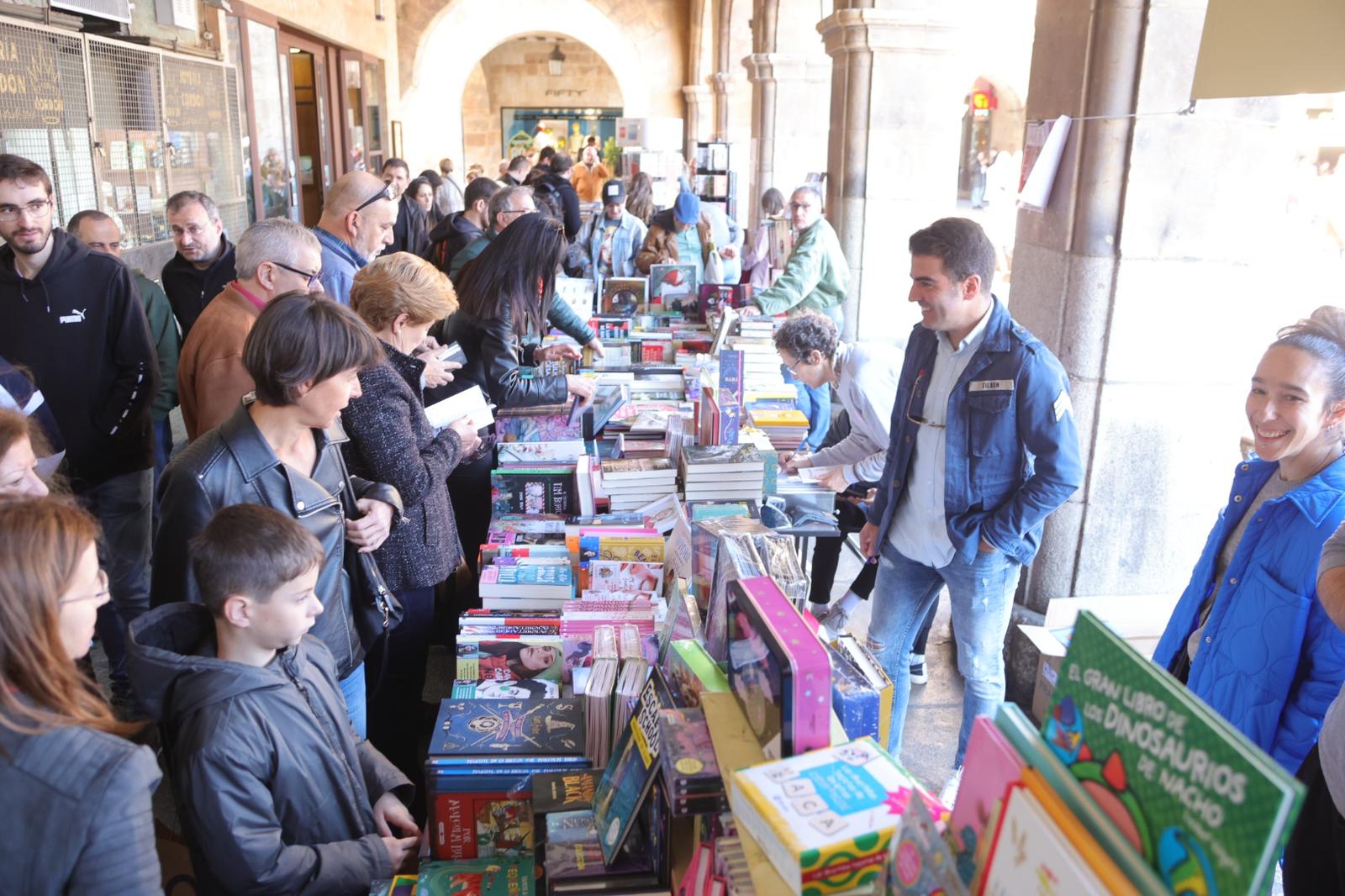 El Día del Libro llena la Plaza Mayor de Salamanca